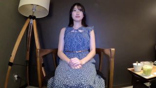 青涩超嫩18萝莉嫩妹被炮友狂操 慢慢脱光光小小奶子 舔屌口交活很生疏 骑乘抽插特写扛起双腿猛操